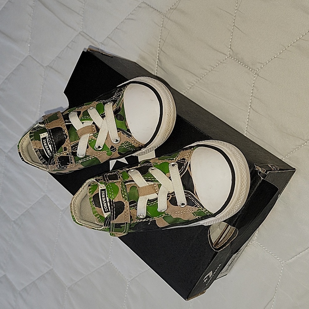 Converse Little Boys Camo Size 8 Sneakers